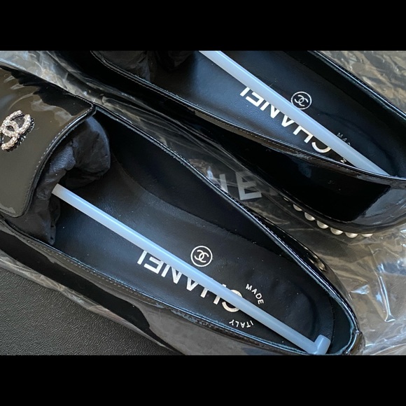 Chanel Patent Pearl Loafers Size 35.5 - Picture 5 of 11